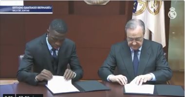 فيديو.. البرازيلى فينيسيوس جونيور يوقع عقود انتقاله إلى ريال مدريد