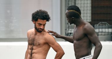 ساديو مانى يطمئن على إصابة محمد صلاح فى تدريبات ليفربول
