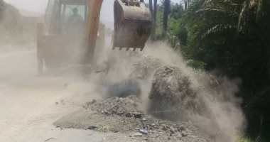 صور.. رفع 65 طن نواتج تطهير ترع فى قرية الحواويش بسوهاج