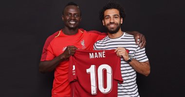 مانى يحتفل مع محمد صلاح بالحصول على القميص رقم 10 فى ليفربول
