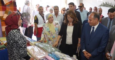 محافظ اسكندرية: "معارض الأسر المنتجة توفر فرص عمل للشباب وتعرض منتجات ذات خامات ممتازة ومتميزة"