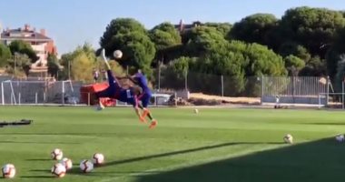 حارس أتلتيكو مدريد يتقمص دور رونالدو بمقصية رائعة فى التدريبات.. فيديو
