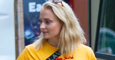 شاهد.. بعد انتهاء تصوير "GOT".. صوفى تيرنر ترسم "تاتو" على ذراعيها