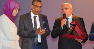 تكريم الأوائل ببورسعيد.. وإهداء درع المحافظة للأولى على الثانوية العامة