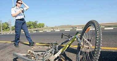 كلب ضال يمنح الدفء لراكب دراجة مصاب فى جبال رومانيا لحين إنقاذه