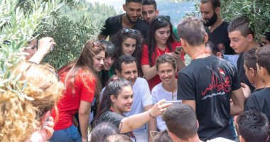 بشار الأسد وقرينته يزوران أبناء الشهداء والجرحى فى مخيم أبناء النصر