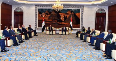 صور.. رسائل مهمة خلال لقاء السيسى بقادة الفكر والرأى فى السودان.. الرئيس: مصر لا تتدخل فى شئون الآخرين.. وجئنا نؤكد على العلاقات القوية بين الدولتين.. ويخاطب السودانيين: "والله لن تروا من مصر إلا كل طيب"