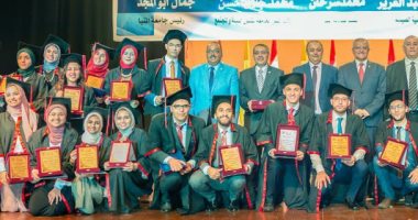رئيس جامعة المنيا يشهد حفل تخرج الدفعة الـ8 لكلية الصيدلة