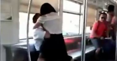 شاهد كيف أخرجت امرأة صينية كبت الخلاف مع زوجها؟ عض الرجالة فى مترو الأنفاق