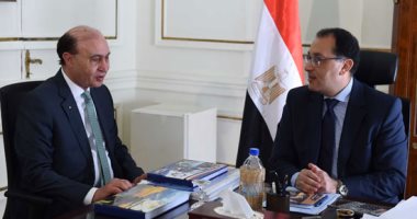 مميش يعرض لرئيس الحكومة توقيع عقود وحل منازعات مع 25 مستثمرا - صور