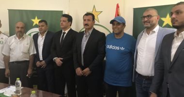 صور.. مدرب الزمالك السابق يوقع رسميا لاهلى طرابلس الليبي