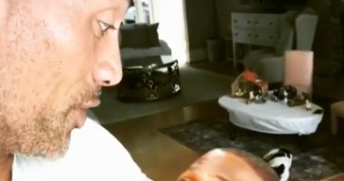 للمرة الثانية.. كيفين هارت رضيع ذا روك على إنستجرام "فيديو"