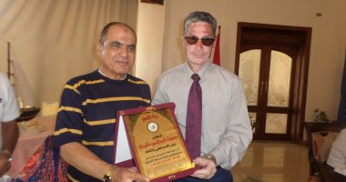 صور.. الاتحاد الدولى للصحافة العربية يكرم مدير مستشفى هيئة قناة السويس