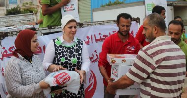 صور .. توزيع مساعدات على أسر الصيادين بالبرلس
