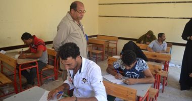 صور.. مساعد محافظ كفر الشيخ يتفقد امتحانات محو الأمية بمدارس بلطيم