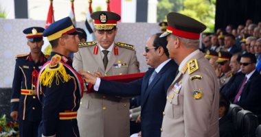 صور.. الرئيس السيسي يمنح أوائل خريجى الكليات العسكرية نوط الواجب العسكرى 