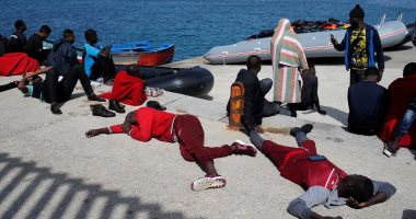 صور.. وصول عشرات المهاجرين إلى ميناء طريفة الإسبانى بعضهم فى حالة إعياء