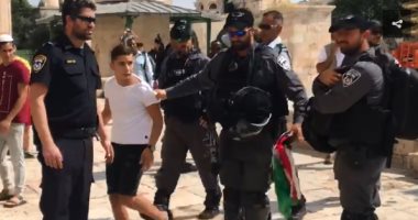 شاهد لحظة اختطاف طفل فلسطينى من داخل المسجد الأقصى على يد قوات الاحتلال