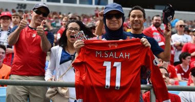 قميص محمد صلاح حاضرا فى مباراة ليفربول ودورتموند