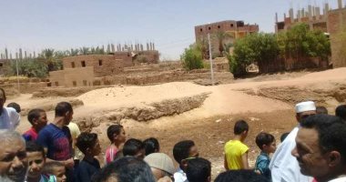 صور.. أهالى قرية العوينة يصلّون بالشارع بسبب توقف أعمال حفر المسجد