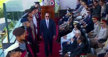 صور وفيديو.. السيسي يشهد حفل تخرج طلاب الكليات والمعاهد العسكرية.. طلبة "الحربية" يستعرضون فنونهم القتالية ويعرضون محاكاة لمواجهة عمل إرهابى.. والرئيس يمنح أوائل الخريجين نوط الواجب وقلادة النيل لاسم يوسف صديق