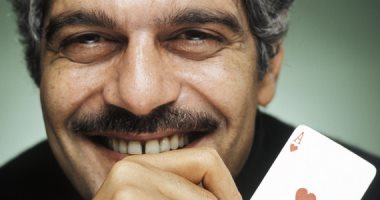 تعرف على قصة الكرسى الذى كان لا يجلس عليه سوى عمر الشريف فى باريس