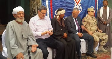 صور.. محافظ المنيا يقدم واجب العزاء لأسر شهيدى الواجب بمركز مغاغة