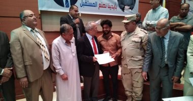 فيديو.. محافظ شمال سيناء يسلم 23 سيارة لشباب الخريجين