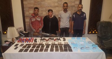 القبض على مسجلة خطر وابنها قبل ترويجهما 4 كيلو حشيش و3000 قرص مخدر بالبساتين