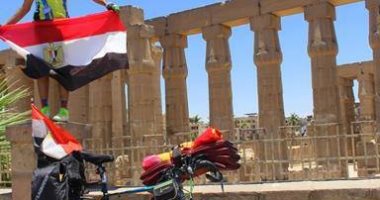 صور.. شاب يقطع 800 كيلو للترويج للمعابد الفرعونية ومستشفى أورام الأقصر