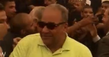 شاهد.. كيف احتفل بيومى فؤاد مع الغارمين المفرج عنهم داخل طرة
