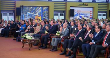 صور.. الرئيس السيسي يصافح عمال محطة كهرباء العاصمة الإدارية الجديدة