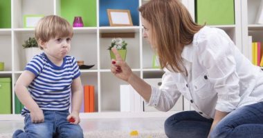 علشان ميكسفكيش فى العزومات.. إزاى تعدلى سلوك طفلك وميمدش إيده على حاجة