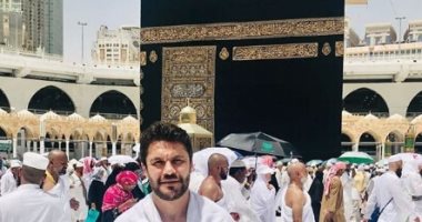 أحمد حسن ينشر صورة له أثناء أداء العمرة