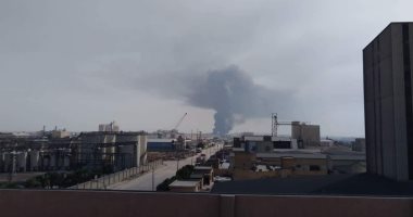 صور.. الحماية المدنية تواصل السيطرة على حريق مصنع البويات غرب الإسكندرية