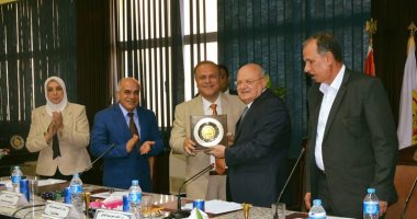 مجلس جامعة الزقازيق يكرم نائب رئيس الجامعة لشئون البيئة وعميدين سابقين