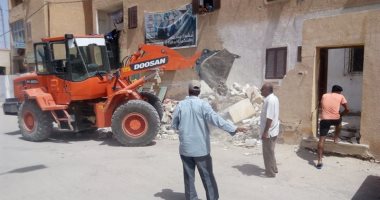 صور.. إزالة 8 حالات تعدى على خطوط التنظيم بمدينة الحمام فى مطروح