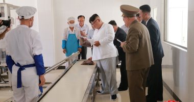 صور.. كيم جونج أون يزور مصنع تابع للجيش الشعبى الكورى الشمالى