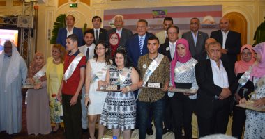 صور.. محافظ الجيزة يقدم عقود عمل لطلاب براتب 5 آلاف جنيه لمدة شهرين