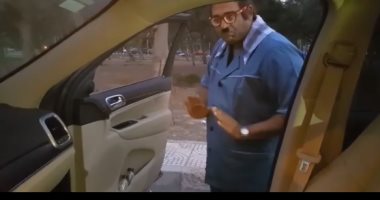 فيديو.. أكرم حسنى يشارك فى تحدى كيكى الشهير 