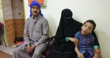 صور.. أسرة بالوادى الجديد تستغيث لإنقاذ نجلها المصاب بضمور فى المخ