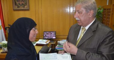 محافظ الإسماعيلية يسلم شيكا بـ10آلاف جنيه للفائزة بالسحب على جائزة شهادة أمان