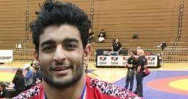 لبنانية وراء صورة لاعب المصارعة بتى شيرت أمريكا