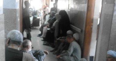 شكوى من عدم توافر مقاعد انتظار للمرضى فى عيادات التأمين الصحى بسوهاج