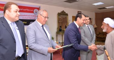 صور.. محافظ أسيوط يسلم تعويضات وشهادات أمان لـ45 متضررا من تهذيب جزيرة بنى مر