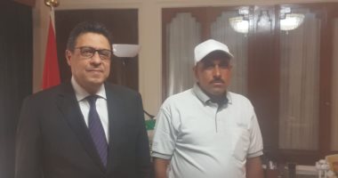 سفير القاهرة بالكويت يستقبل الصياد المصرى منقذ منطقة شرق من حريق مأساوى