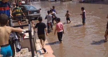 غرق منطقة منشية أم بيومى بحى غرب شبرا الخيمة بسبب انفجار ماسورة مياه