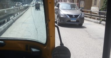 صور.. قارئ يرصد سير "التوك توك" عكس الاتجاه أعلى كوبرى سنان فى الزيتون