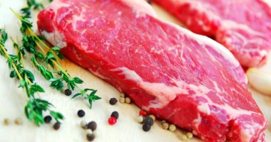 لهذه الأسباب ينصح بنقع اللحوم الحمراء فى زيت الزيتون وعصير العنب