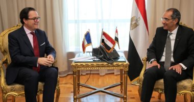 وزير الاتصالات يبحث التعاون بمجال الحكومة الإلكترونية مع السفير الفرنسى
